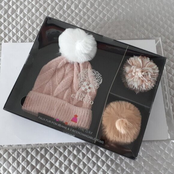 NWT / NIB Vince Camuto pink beanie & 3 pom poms box set - Picture 2 of 3